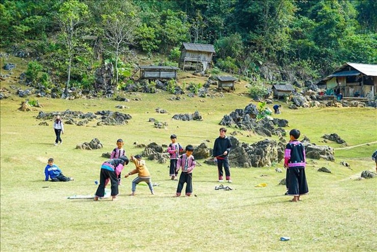 Nằm ở miền núi phía Bắc, Mộc Châu (Sơn La) thu hút du khách không chỉ bởi cảnh sắc thiên nhiên đẹp như tranh vẽ, mà còn bởi không khí trong lành, mát mẻ và yên bình. Ảnh TTXVN