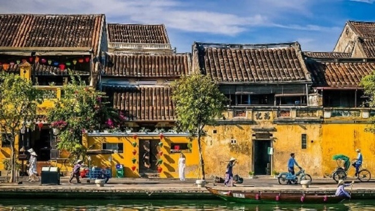Hội An là một thành phố cổ, nơi thời gian như ngừng lại. Đến Hội An, bạn sẽ cảm nhận được sự thanh bình trong từng ngóc ngách phố cổ, từ những ngôi nhà rêu phong, đến con phố trầm mặc dưới ánh đèn lồng. Ảnh iVIVU