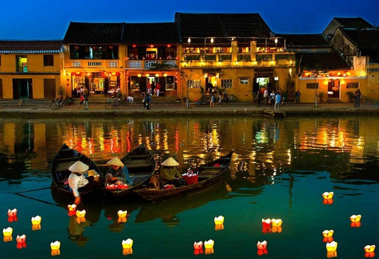 Hội An là nơi lý tưởng để bạn đi bộ, ngắm cảnh, thả hồn vào không gian yên tĩnh của những ngôi nhà cổ kính, hay tận hưởng những bữa ăn nhẹ nhàng tại các quán ăn truyền thống. Các hoạt động thư giãn như thiền, yoga, vẽ tranh hay làm đèn lồng cũng rất được yêu thích tại đây. Ảnh iVIVU