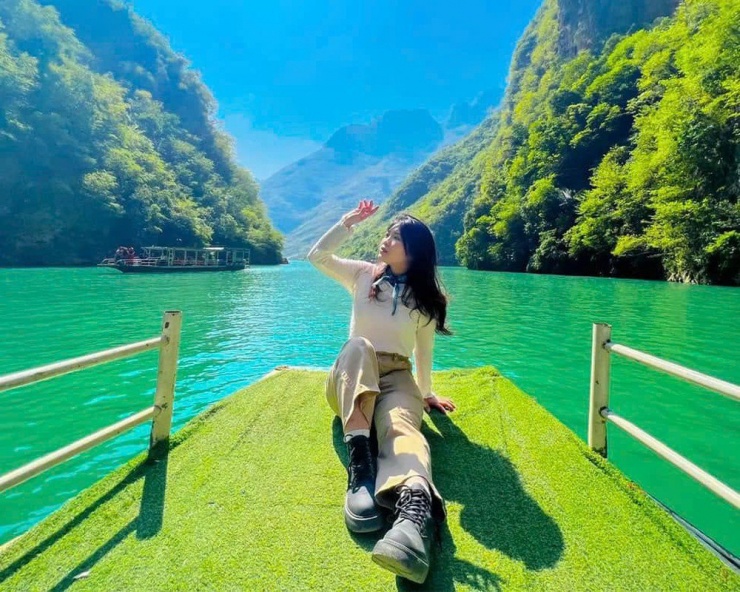 Hà Giang không chỉ nổi tiếng với cảnh đẹp hùng vĩ mà còn là nơi giúp du khách kết nối lại với bản thân. Những con đèo uốn lượn, núi đá tai mèo hùng vĩ, và những thửa ruộng bậc thang xanh mướt sẽ mang lại cho bạn cảm giác thư giãn, bình yên. Ảnh Antamtour