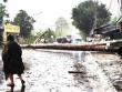 Mưa lớn kèm đá quật ngã cây đè trúng xe cứu thương