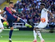VAR gây bão ở siêu kinh điển: Barca mất phạt đền vì trọng tài bị "mù" góc quay
