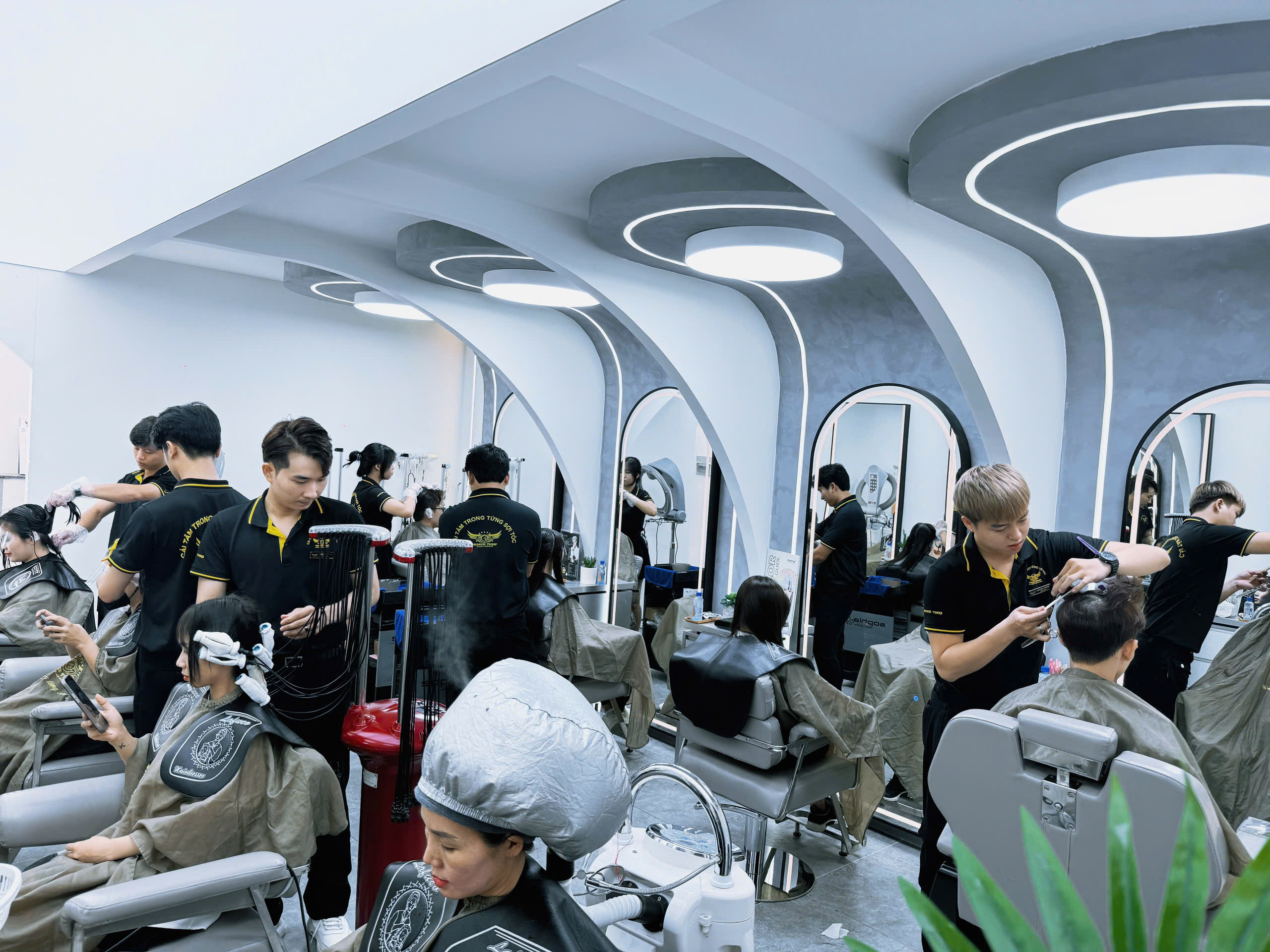 Không gian salon chill chill, đội ngũ nhân viên chuyên nghiệp