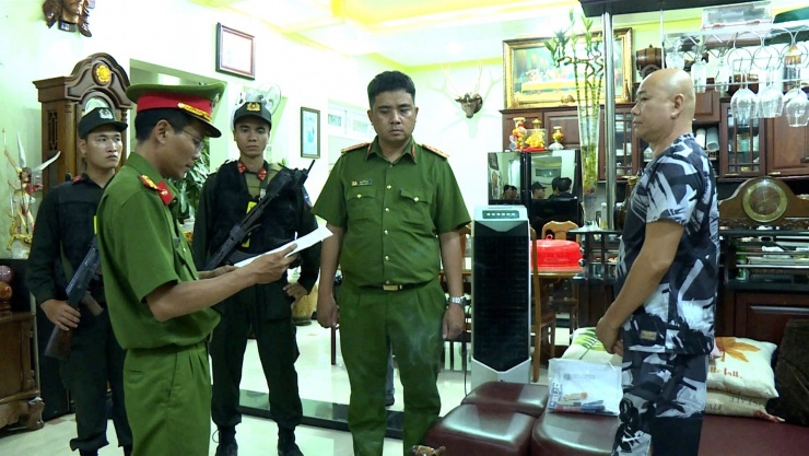 Cơ quan điều tra đọc lệnh khám xét nhà Mạnh Trọng Toản, chủ quán bar. Ảnh: Như Ý