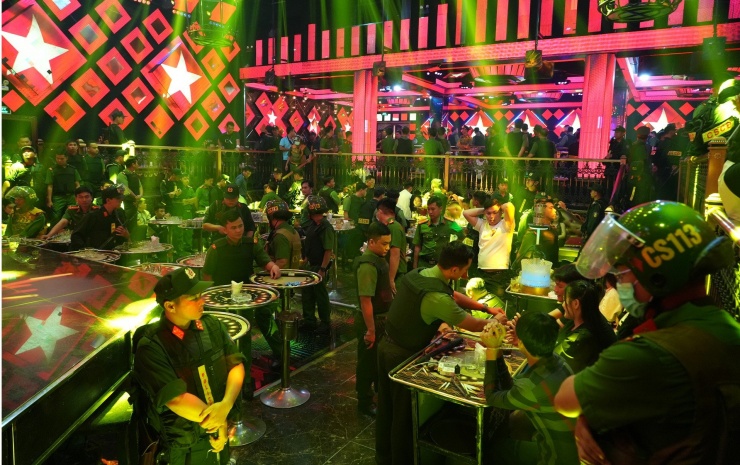 Gần 300 cảnh sát đột kích kiểm tra quán bar Paris Night Club, khuya 1/5. Ảnh: Như Ý