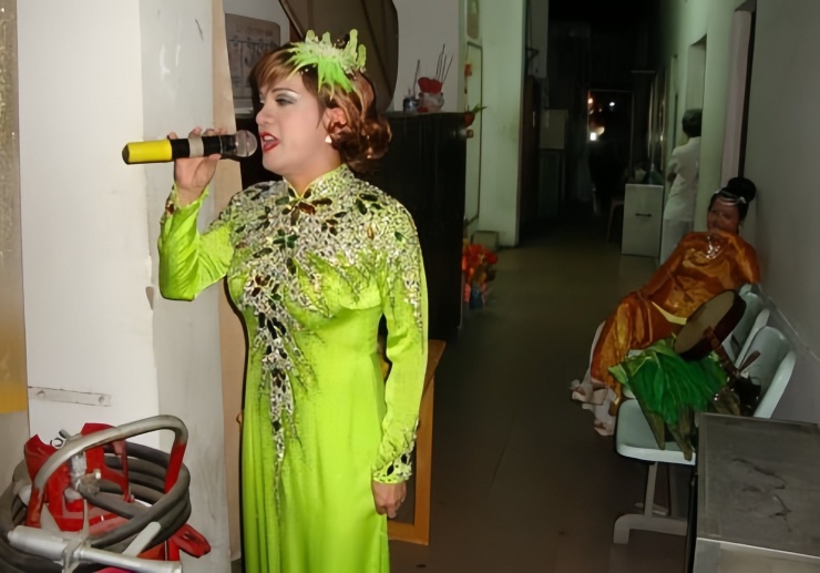 Minh Nhí diễn tại Trống Đồng trong 1 show hài kịch năm 2012. Ảnh: Thanh Hiệp