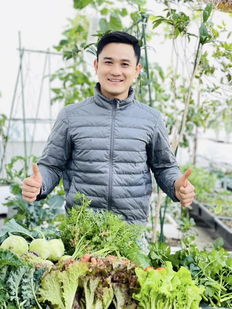 Thỉnh thoảng, vợ chồng anh Tiến còn mang rau tặng mọi người