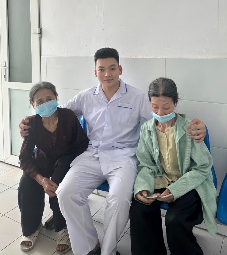 Tiến Đạt là người chia sẻ câu chuyện cảm động về 2 bà cụ
