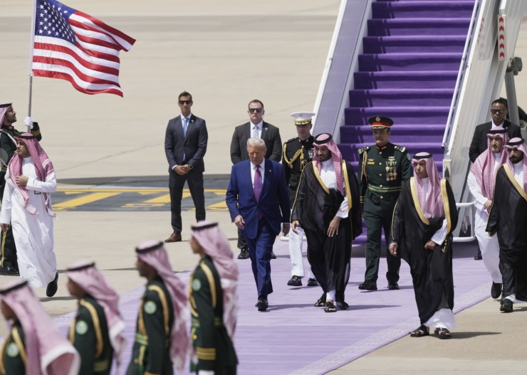 Tổng thống Donald Trump đi cùng Thái tử Ả Rập Saudi Mohammed bin Salman trong lễ đón hôm 13-5. Ảnh: AP