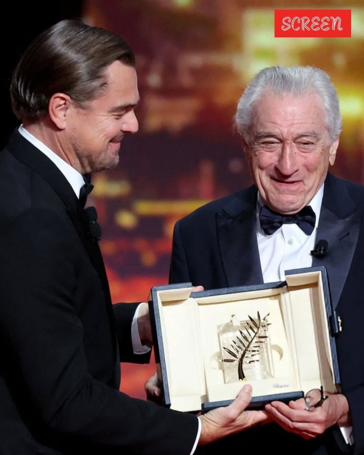 Leonardo DiCaprio trao Cành cọ vàng danh dự cho Robert DeNiro. Ảnh: Screen
