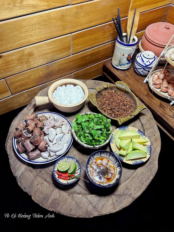 Mâm cơm mẹ nấu - yêu thương đong đầy.