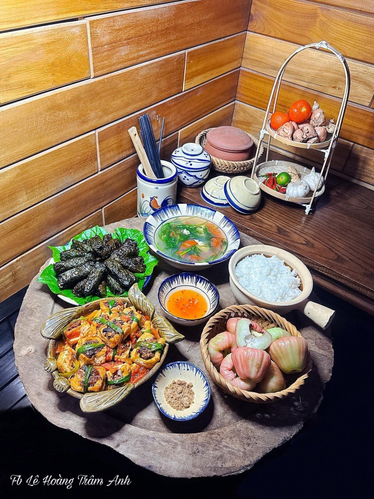 Mâm cơm nhà giản dị mà đầy đủ yêu thương.