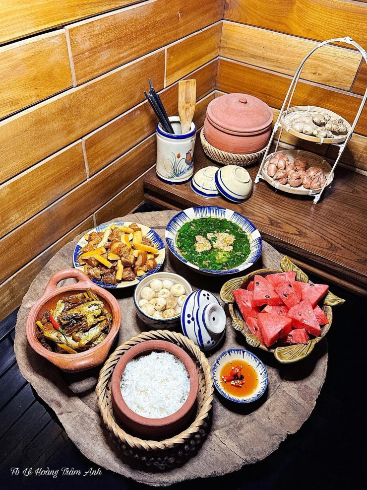 Chỉ cần một đĩa thịt kho, tô canh nóng, thêm bát cà pháo là thấy “đủ đầy”!