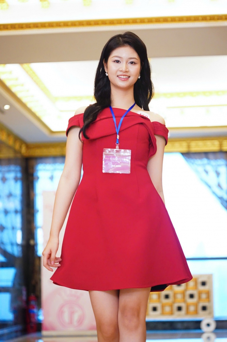 Phương Linh chọn bộ váy tông màu đỏ nổi bật, trễ vai để đến buổi sơ khảo. Cô khoe vẻ hồn nhiên, trong sáng trước ống kính. Tuy chưa có nhiều kinh nghiệm diễn xuất trước máy quay nhưng Phương Linh để lại thiện cảm với nét đẹp thanh thuần, nguyên bản.