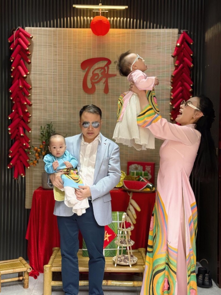 Phương Oanh dọn tiệc thôi nôi hoành tráng cho cặp song sinh, chuẩn dáng 