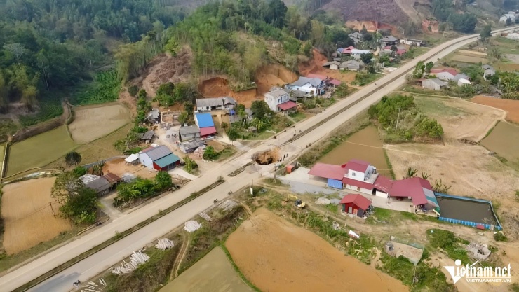 Hố sụt lún nằm giữa dải phân cách trên quốc lộ 3B thuộc địa phận xã Kim Lư, ảnh chụp từ trên cao. Ảnh: Xuân Nghiệp
