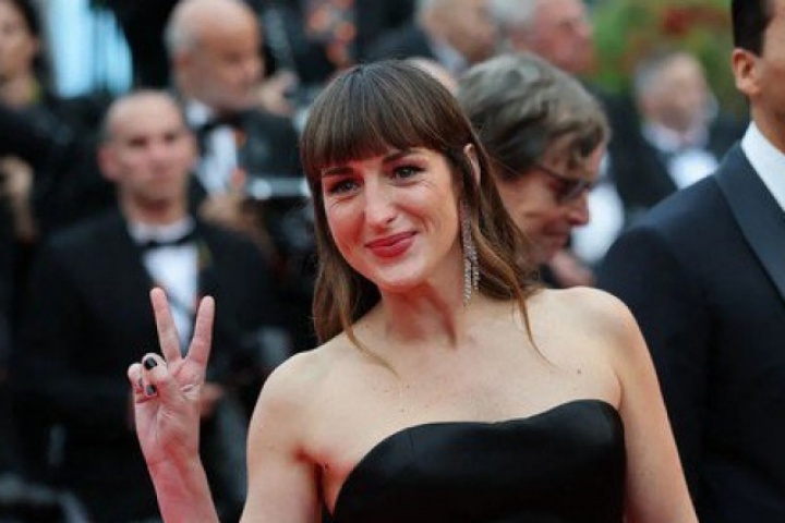 Bộ phim mở màn Cannes nhận tràng pháo tay 5 phút gây tranh cãi