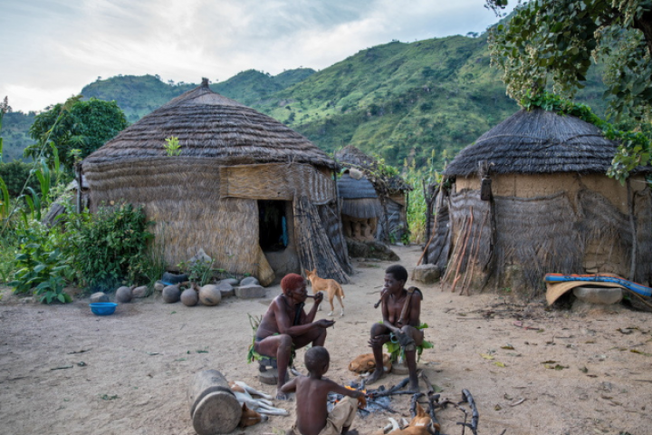 Bí ẩn về bộ lạc nguyên thủy với phong tục mặc lá thay quần áo