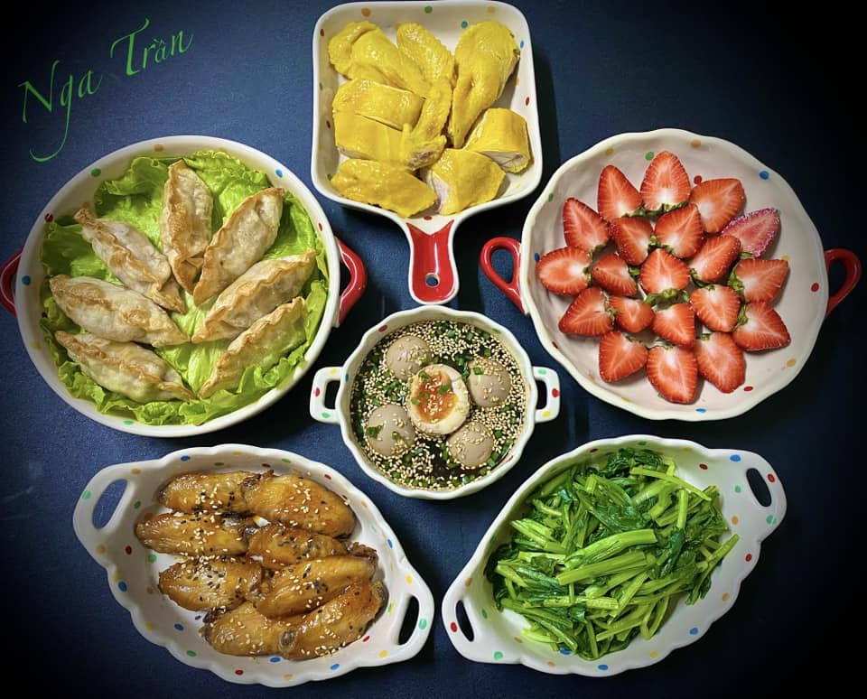 Gà ủ muối - Cánh gà chiên mắm -Sủi cảo chiên - Trứng ngâm xì dàu - Rau cải luộc - Dâu tây
