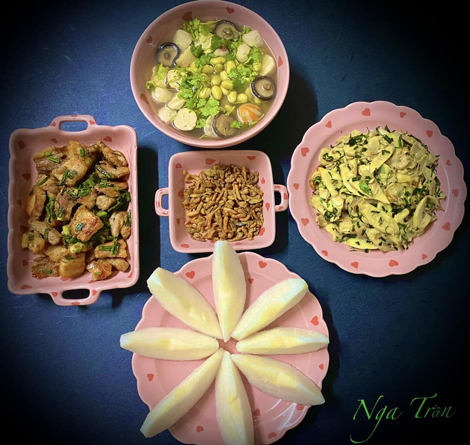 Thịt rang cháy cạnh - Canh đậu thập cẩm - Măng đắng xào tỏi - Lê&nbsp;