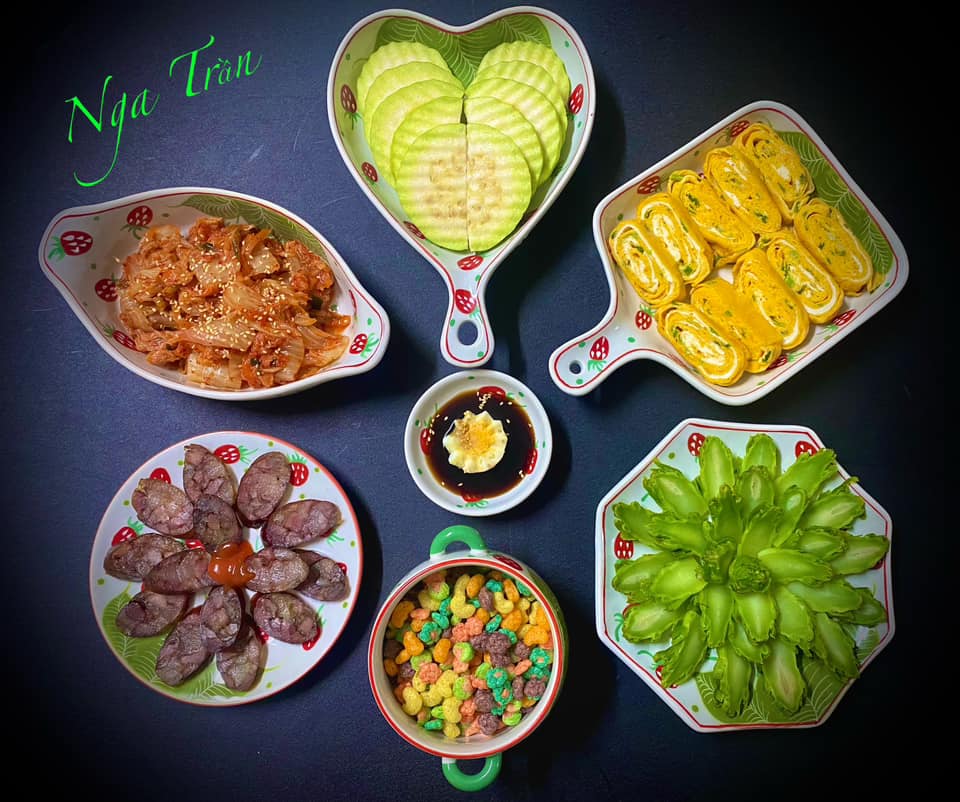 Trứng cuộn - Lạp xưởng - Kim chi - Ngũ cốc rau củ - Rau mầm đá luộc - Trứng xì dầu - Ổi