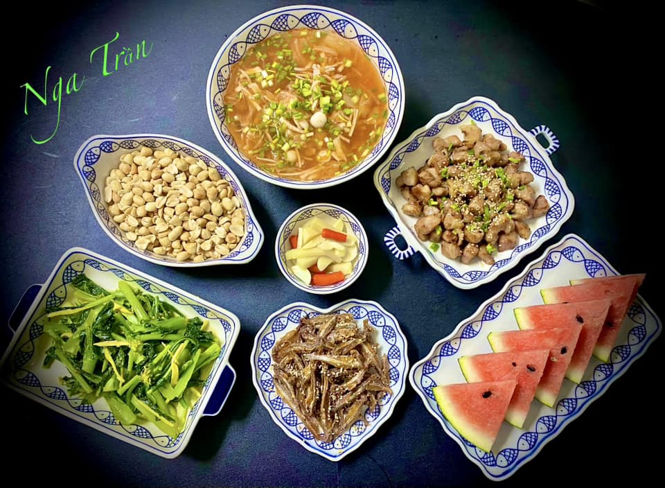 Thịt nạc vai xào lăn - Cá cơm&nbsp;chua ngọt - Lạc rang - Canh kim chi nấm kim - Dưa hấu