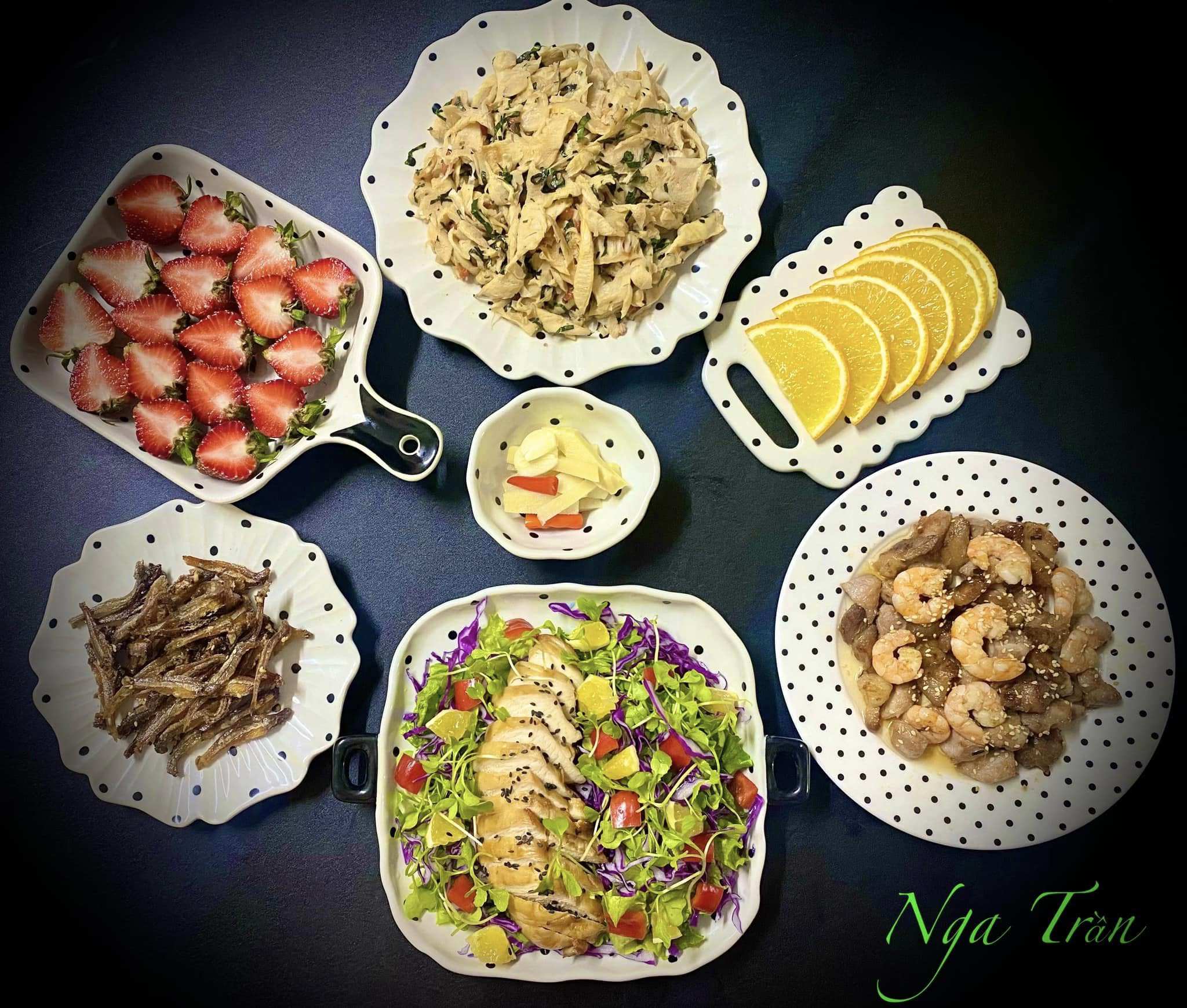 Tôm rang thịt - Măng đắng xào tỏi - Cá cơm chua ngọt -&nbsp;Salad ức gà - Dâu tây - Cam