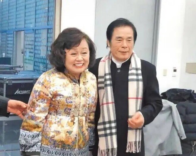Nam diễn viên để "1 vợ 5 thiếp" sống chung một nhà, U75 "quay đầu" cưới vợ thứ 7 trẻ đẹp kém 20 tuổi - 2