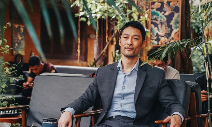 Johnny Trí Nguyễn ở tuổi ngoài 50.