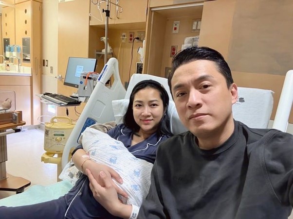Lam Trường hạnh phúc chụp ảnh cùng vợ và con trai mới sinh. Ảnh: FBNV.