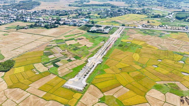 Tuyến đường Huyện Đội - Hóc Cam được đầu tư hơn 34 tỉ đồng trở thành nơi để người dân... phơi lúa