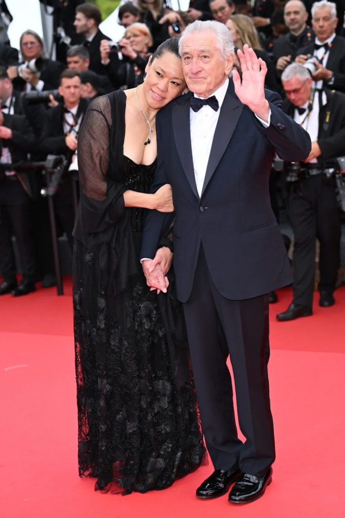 Tài tử Robert De Niro đến cùng vợ, Tiffany Chen. Ngôi sao 81 tuổi được trao giải Cành cọ vàng danh dự tại liên hoan phim năm nay.