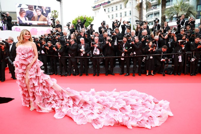Siêu mẫu Đức Heidi Klum là một trong những khách mời hiếm hoi mặc trang phục có đuôi váy dài quét đất sau khi ban tổ chức ra quy định mới về trang phục. Liên hoan phim Cannes năm nay không khuyến khích các bộ váy có tà dài vì gây ảnh hưởng tới những vị khách mời khác trên thảm đỏ và trong rạp chiếu.