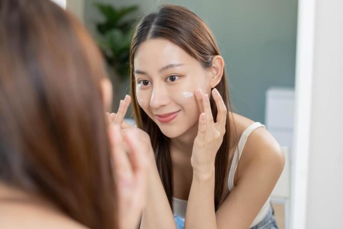 Chuyên gia nhấn mạnh tầm quan trọng của việc sử dụng kem chống nắng, che chắn da khỏi tác hại của tia UV,