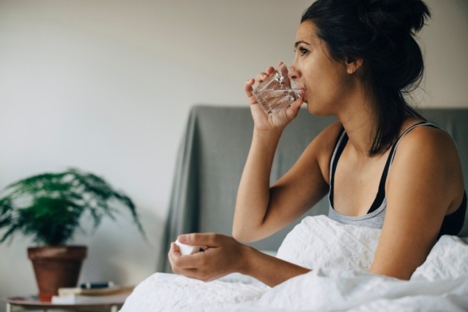 Thức uống lý tưởng nhất để bảo vệ collagen khi thức dậy là một cốc nước lọc ấm.