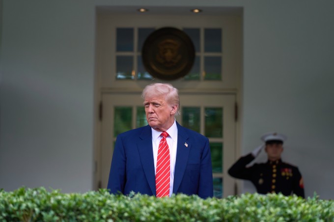 Tổng thống Mỹ Donald Trump bên ngoài Cánh Tây Nhà Trắng ngày 8/5. Ảnh: AP