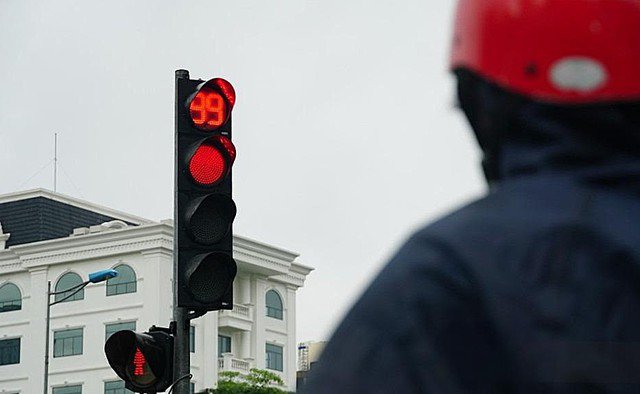 Người dân bức xúc vì dừng chờ đèn đỏ quá lâu trong khi đó thời gian đèn xanh lại rất ngắn.