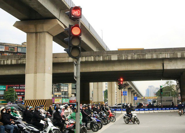 Thời gian dừng chờ đèn đỏ hơn 2 phút tại nút giao có mật độ phương tiện cao nhất Thủ đô (Nguyễn Trãi - Nguyễn Xiển - Khuất Duy Tiến).