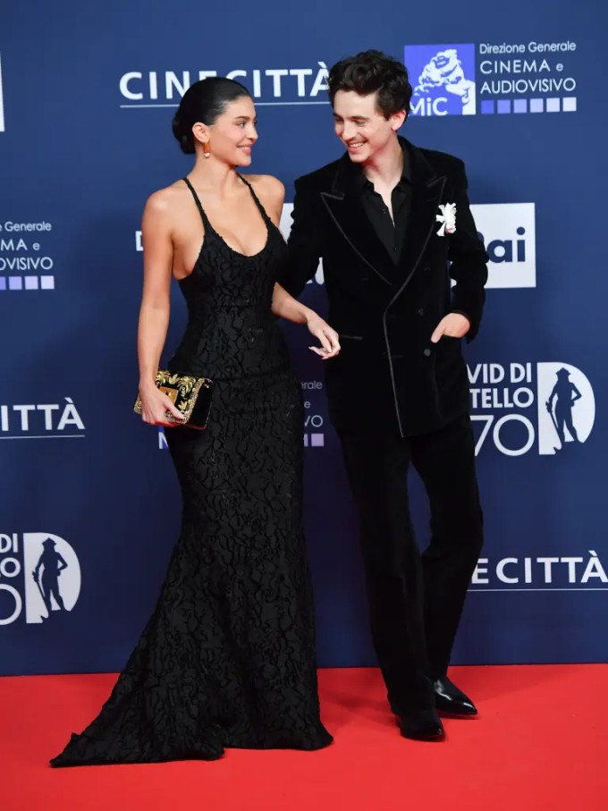 Trước khi tới Turks và Caicos nghỉ dưỡng, Kylie đến Rome, Italy cùng Timothée Chalamet dự lễ trao giải điện ảnh hôm thứ Tư. Đây là lần đầu tiên cô và Timothée đi thảm đỏ cùng nhau sau hai năm hẹn hò, thu hút sự chú ý của công chúng.