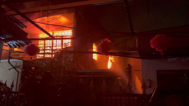 Lực lượng chữa cháy trắng đêm cứu hỏa