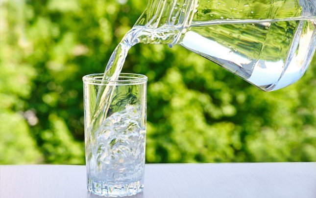 Uống đủ nước - không chỉ để giải khát: Uống 1,5l - 2 lít nước/ngày giúp "rửa trôi" vi khuẩn khỏi đường tiểu. Một ly nước ấm vào sáng sớm kích thích bàng quang hoạt động, hạn chế ứ đọng nước tiểu - môi trường lý tưởng cho vi khuẩn sinh sôi. Ảnh minh họa: Internet