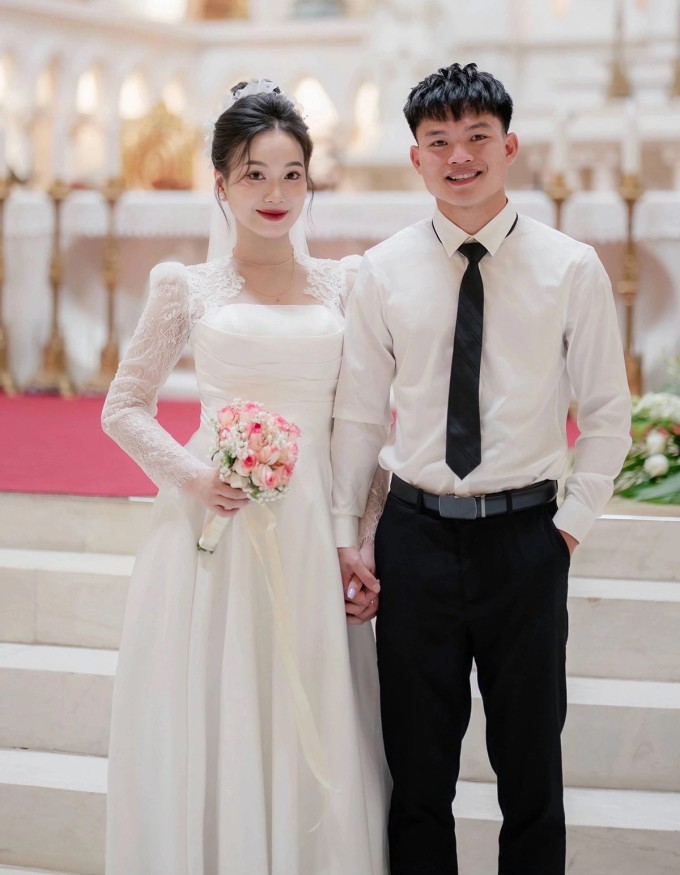 Hồ Văn Cường và vợ trong đám cưới hôm 2/5. Ảnh: TikTok Nguyễn Linh