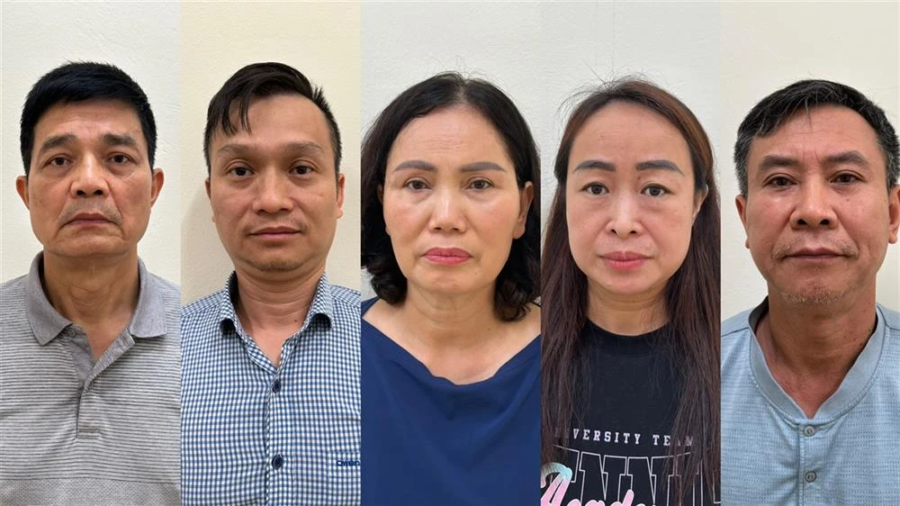 Bị can Nguyễn Thanh Phong, Đinh Quang Minh, Nguyễn Thị Minh Hải, Lê Thị Hiên, Cao Văn Trung (từ trái qua phải) tại cơ quan điều tra. Ảnh: BCA