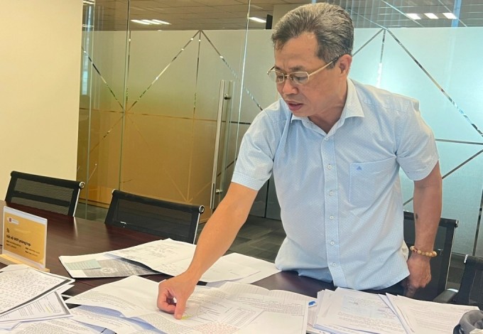 Cựu bí thư thị xã Bến Cát Nguyễn Hồng Khanh trong lần trình bày đơn kêu cứu tại báo VnExpress. Ảnh: Hải Duyên