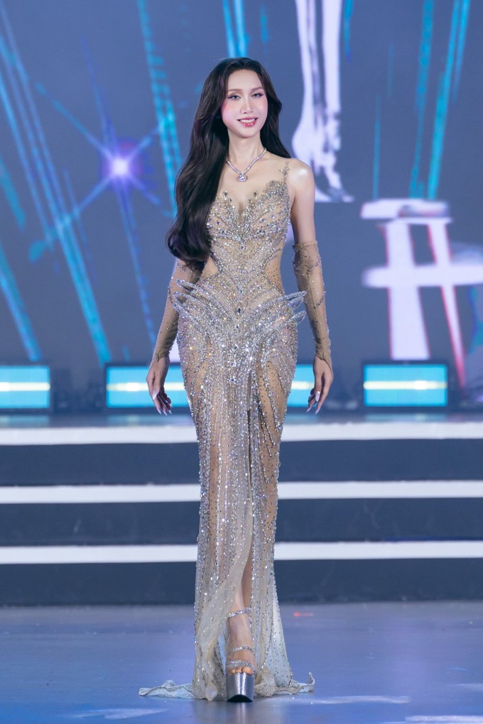 Lynk Lee trong phần thi trình diễn Trang phục dạ hội.