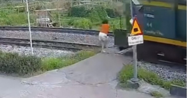 Clip cô gái bị tàu hỏa húc văng khi đi bộ qua đ...