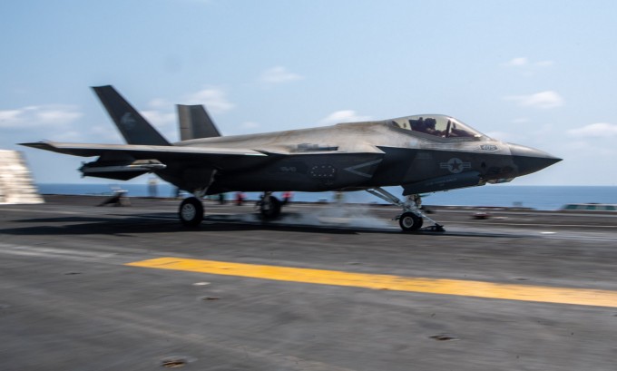 Tiêm kích F-35C cất cánh từ tàu USS Carl Vinson ở Trung Đông hồi tháng 4. Ảnh: US Navy
