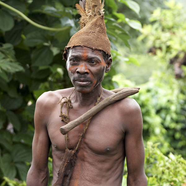 Trên cổ người Koma thường đeo vòng làm từ những đồng xu cũ của Nigeria và Cameroon, kèm theo một số lá bùa bằng da.