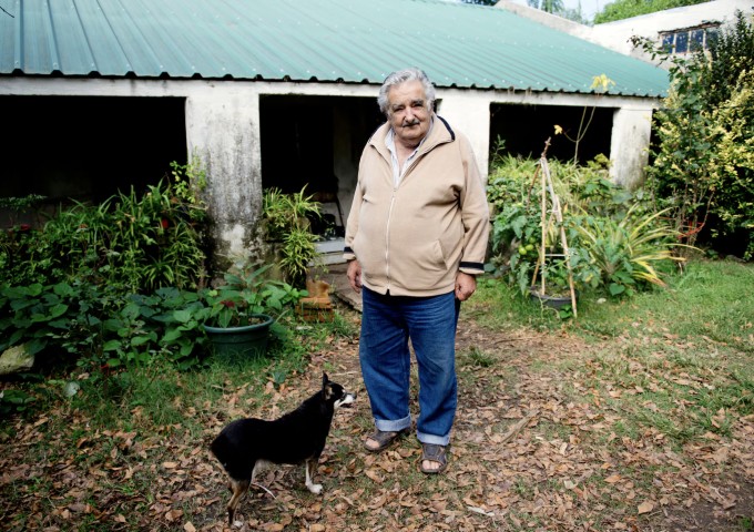 José Mujica đi bộ trong trang trại của mình ngày 23/6/2008, tại Montevideo, Uruguay. Ảnh: DANTE FERNANDEZ