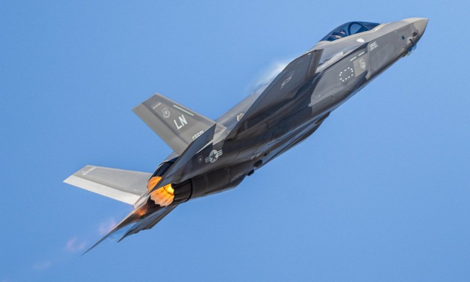 Tiêm kích F-35A Mỹ bay biểu diễn tại UAE hồi năm 2023. Ảnh: USAF
